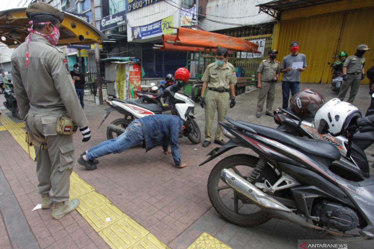 Kemarin, pria ancam anggota polisi hingga akhir PSBB