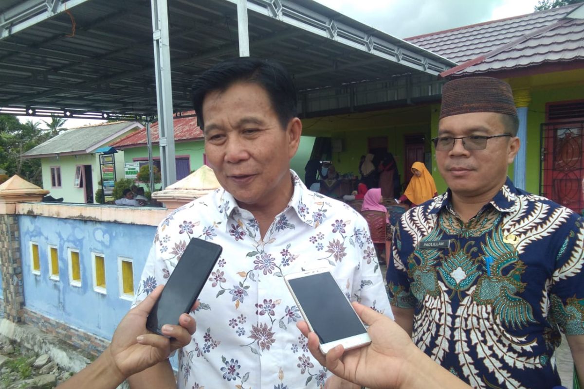 Pemkab Bangka Tengah bagikan 80 paket sembako di setiap desa