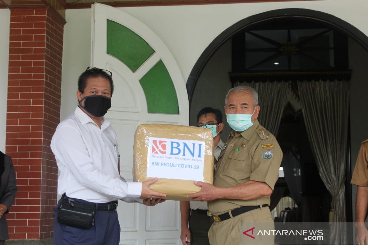 Bank BNI Baturaja salurkan APD untuk tenaga medis