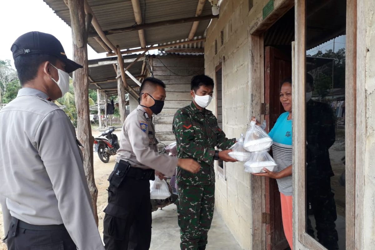 Polisi dan TNI di Bangka Barat bagikan 250 paket makanan buka puasa