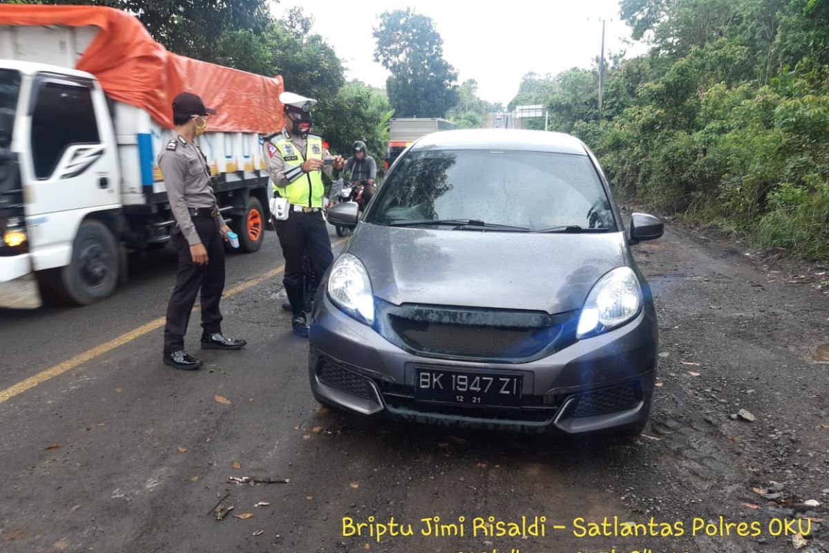 Anggota Polres OKU perketat pengamanan dan sekat jalur mudik