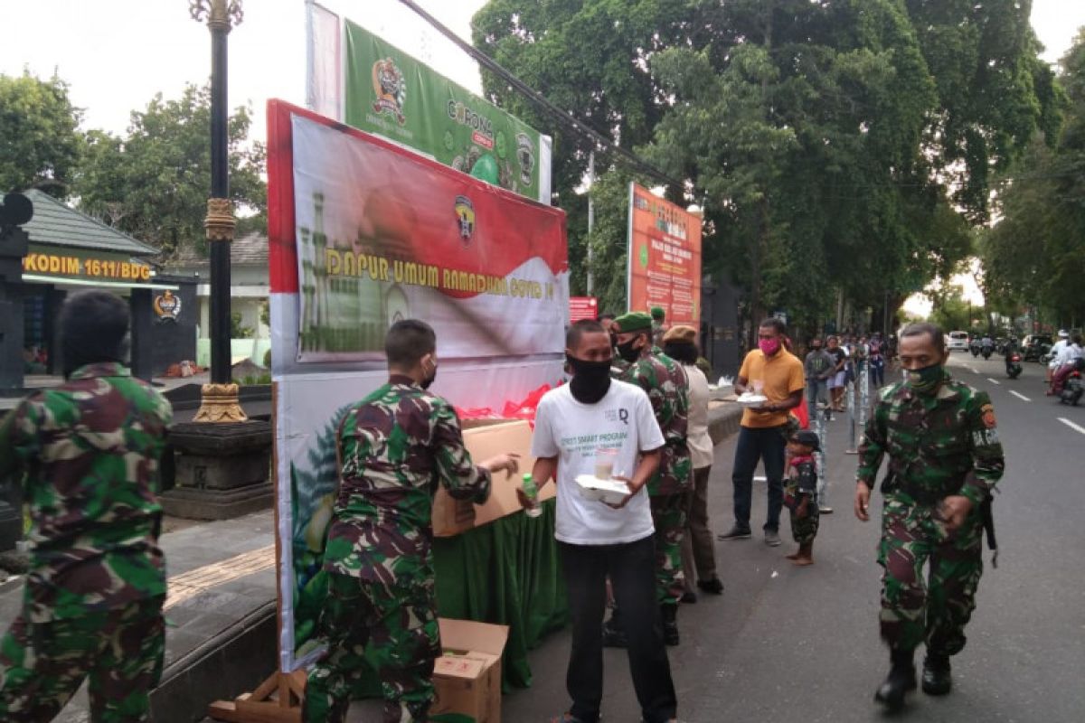 Jajaran Kodam IX/Udayana buka dapur umum selama Ramadhan