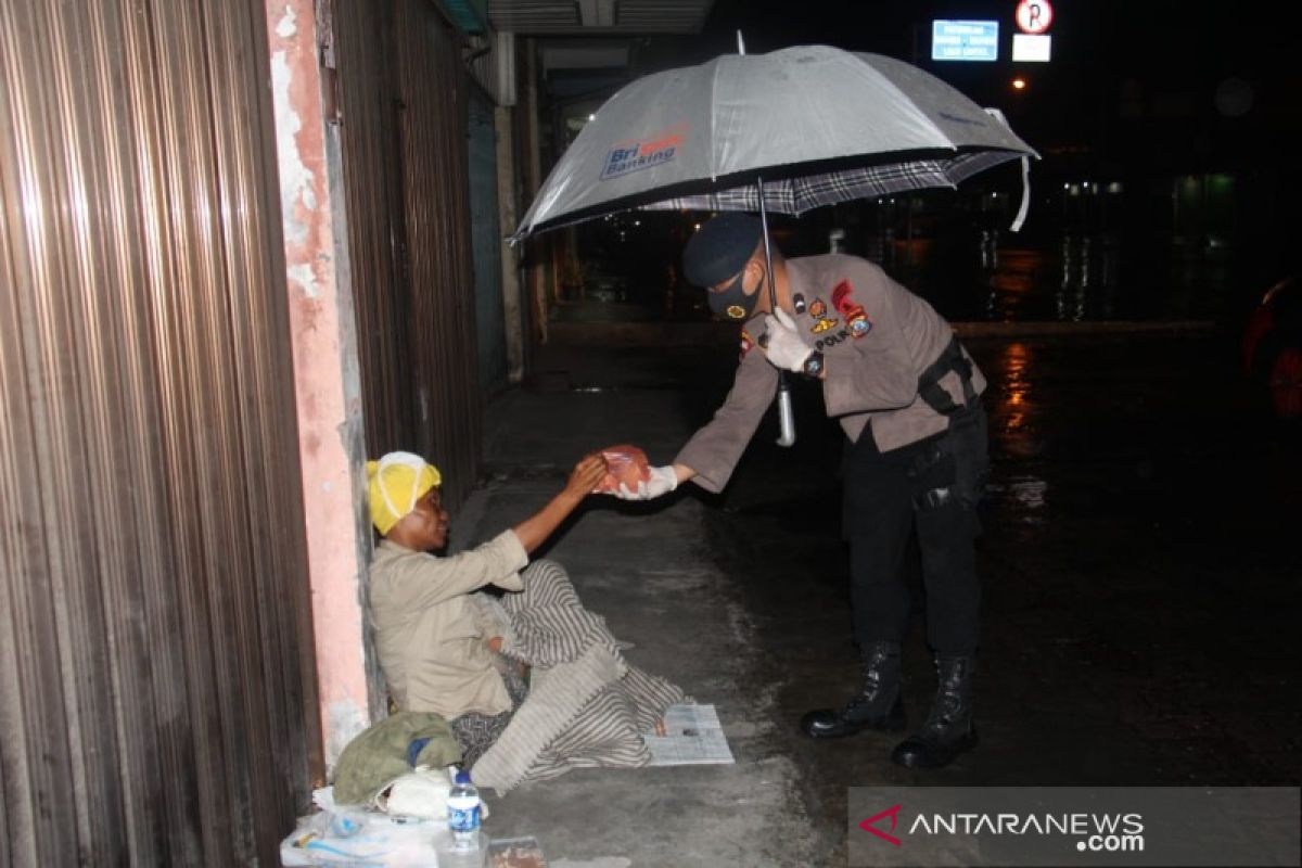 Brimob Polda Sumut beri bantuan warga terdampak COVID-19 di Medan