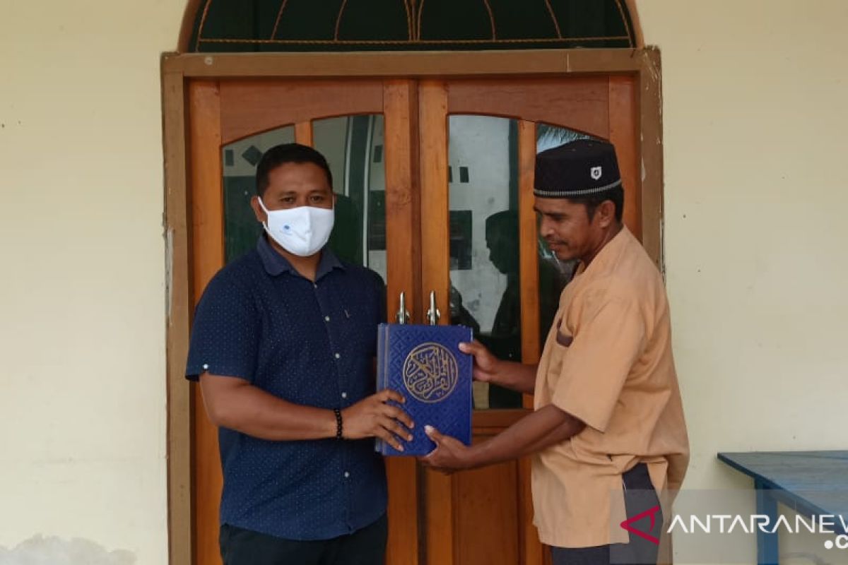 Legislator NasDem di Gorontalo Utara salurkan bantuan Al Quran