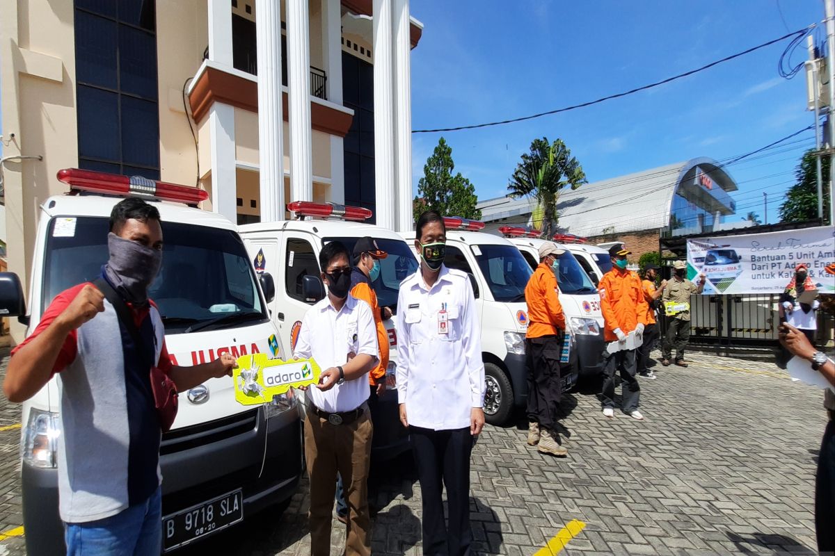 PT Adaro Energy serahkan lima ambulan bantu penanganan COVID-19 di Kalsel-teng