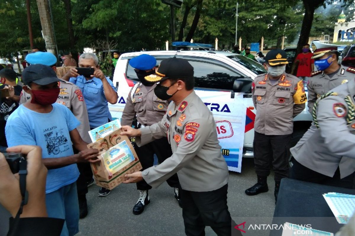 Polda Sulawesi Tenggara bagikan takjil pada warga terdampak COVID-19