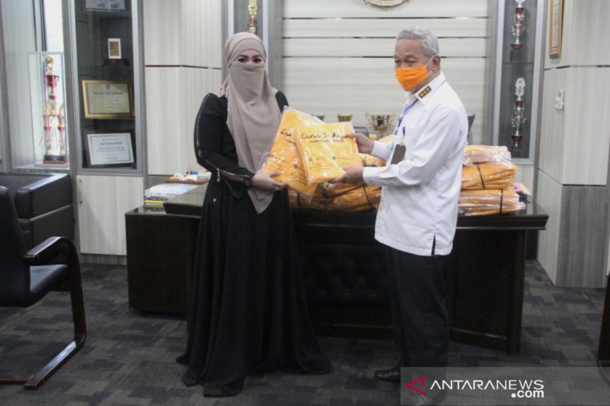 Bupati HST terima donasi APD dari brand pakaian muslim ternama Lina Sukijo