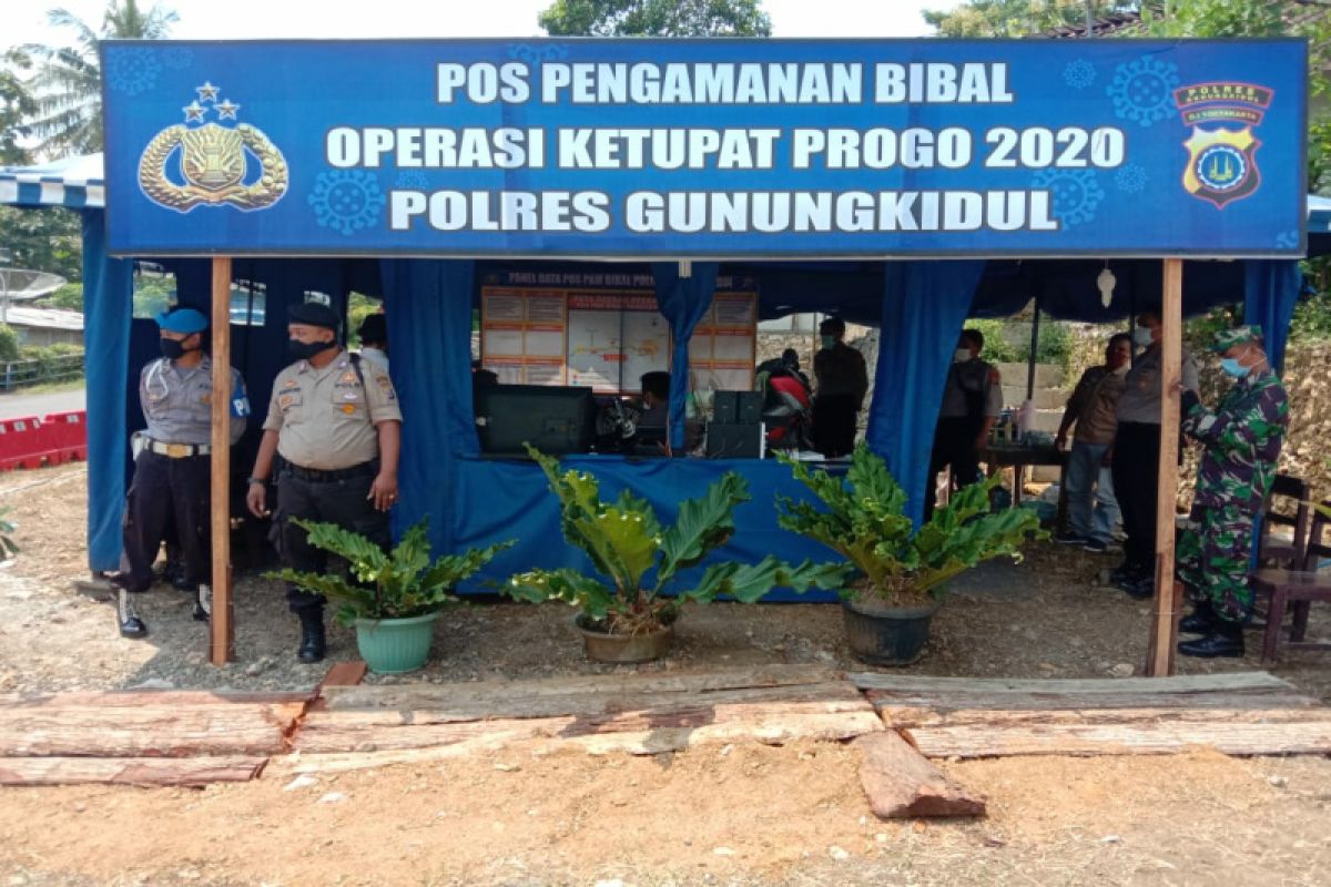 Petugas Posko Penyekatan Gunung Kidul halau kendaraan pendatang