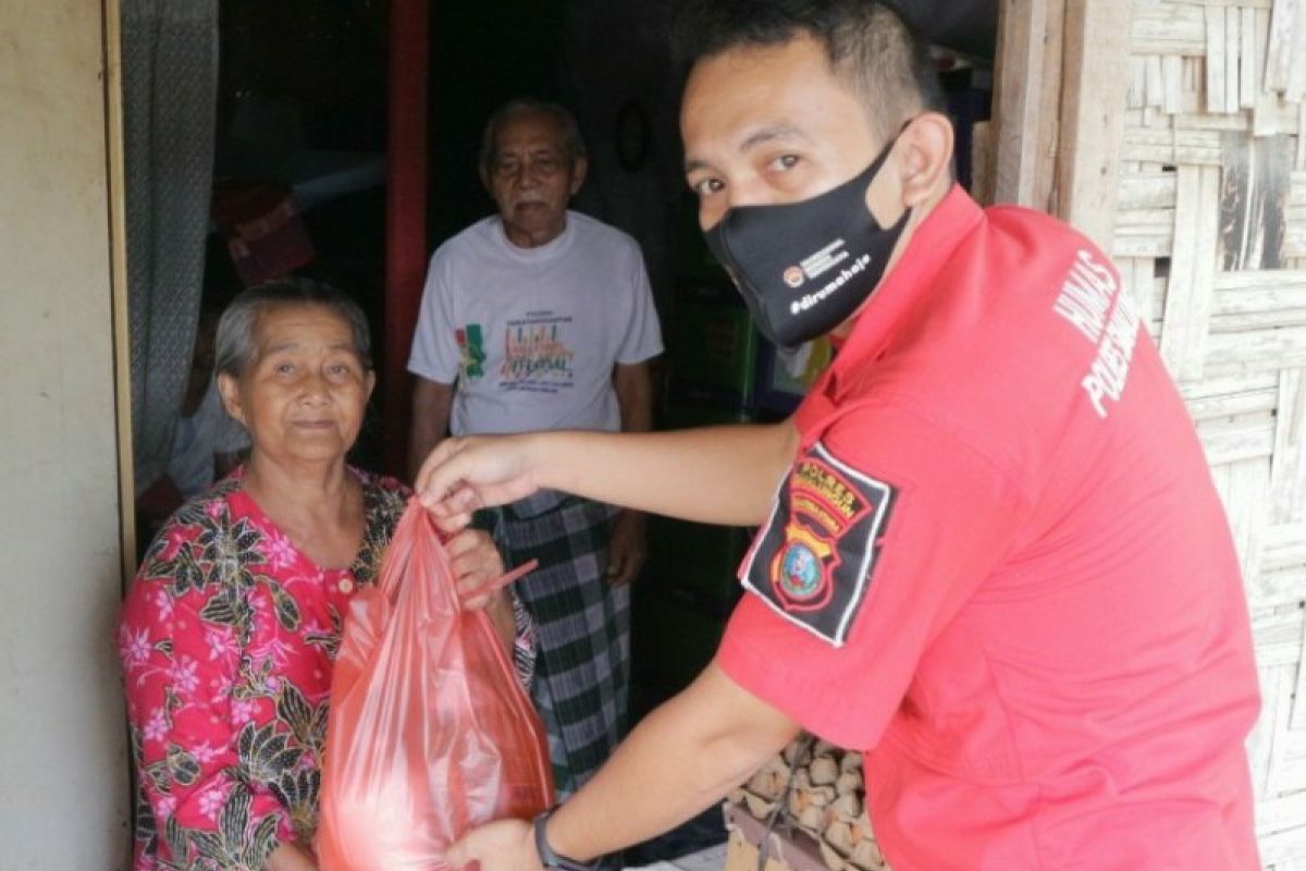 Kepedulian dua personel Humas Polres Simalungun kepada warga terdampak COVID-19