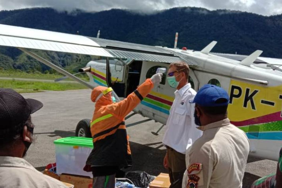 Satgas Covid-19 Tolikara semprot disinfektan di Lapangan Terbang Bokondini