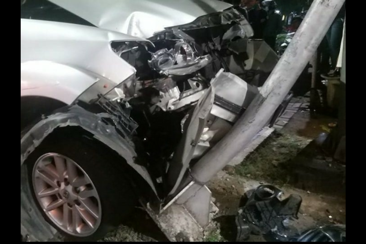 Truk hantam mobil mewah di Jalan S Parman