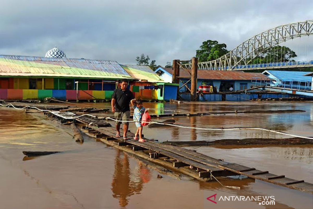 Tongkang dilarang berlayar di Sungai Barito, ada apa?