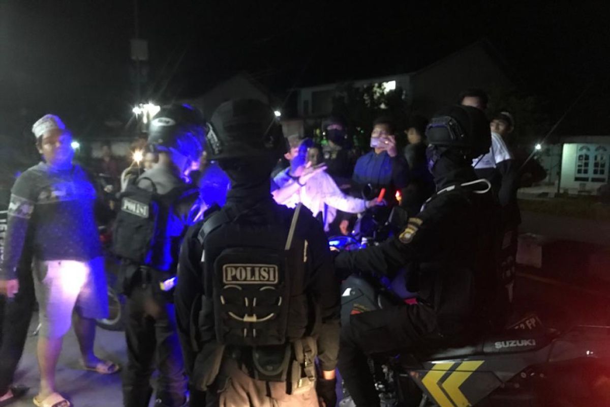 Penertiban konvoi sahur oleh polisi nyaris ricuh