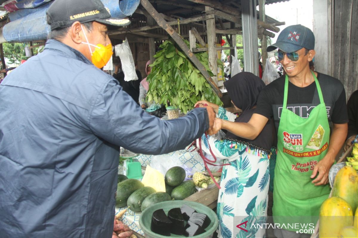 Bupati Belitung,  Sahani Saleh imbau pembeli takjil tetap jaga jarak