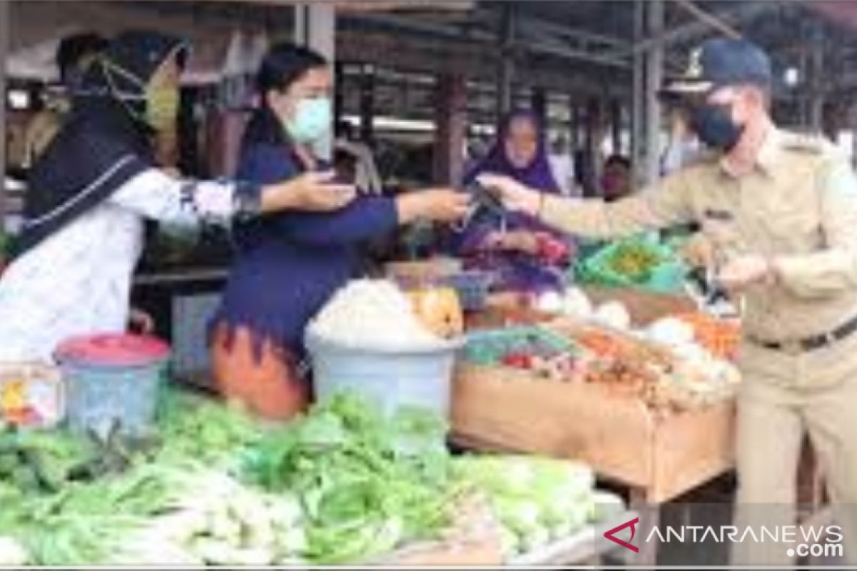 Bupati Bangka bagikan 500 masker ke pedagang di Pasar Baturusa