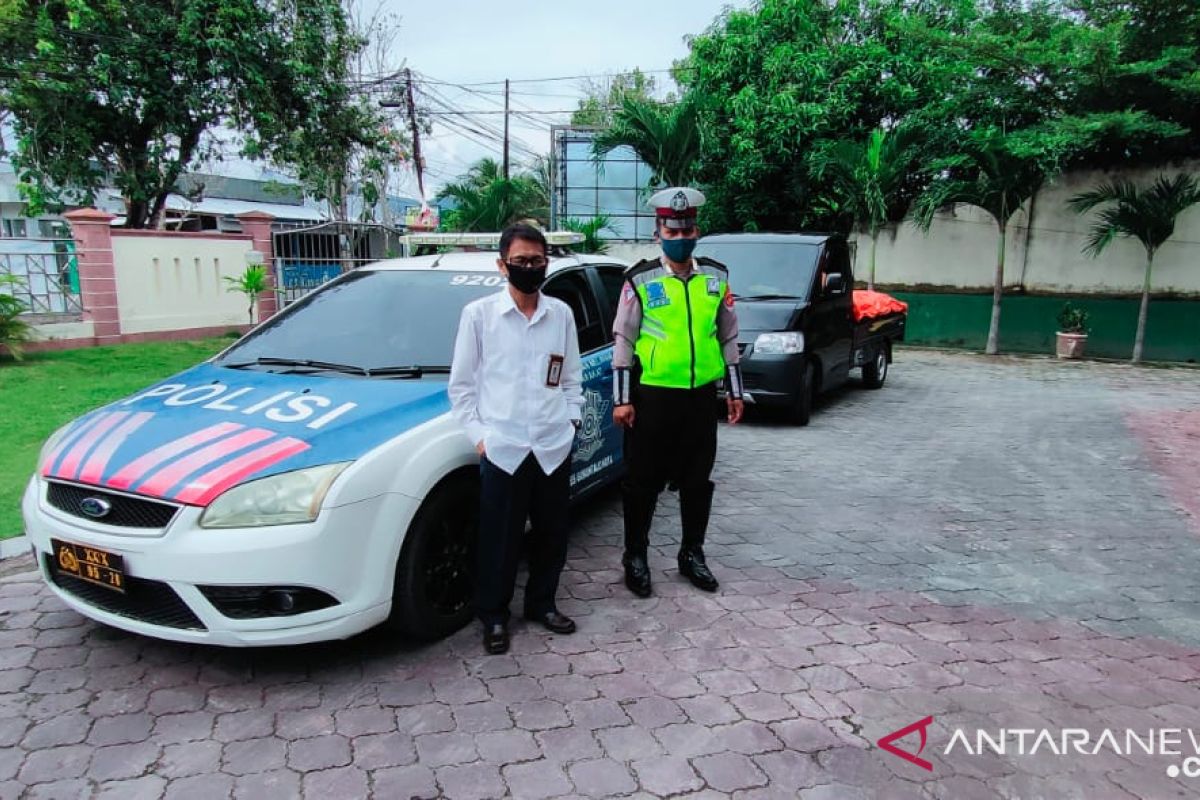 Polisi kawal armada pengangkut bahan pokok dari Bulog Gorontalo