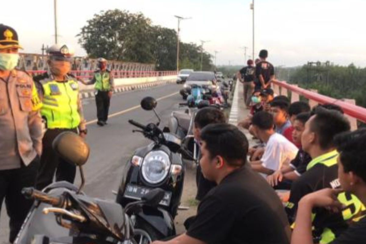 Kapolres Bangka bubarkan paksa belasan remaja di jembatan Baturusa