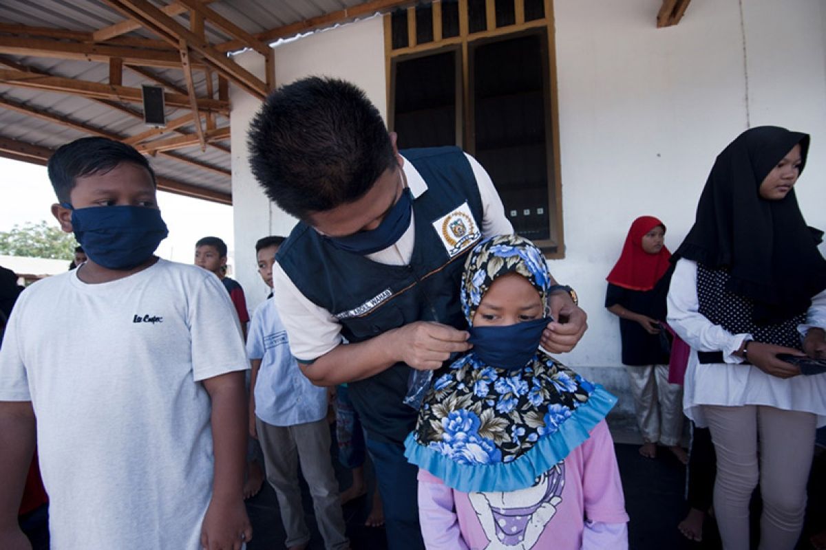 Anggota DPRK Banda Aceh bagikan seratusan masker untuk anak-anak