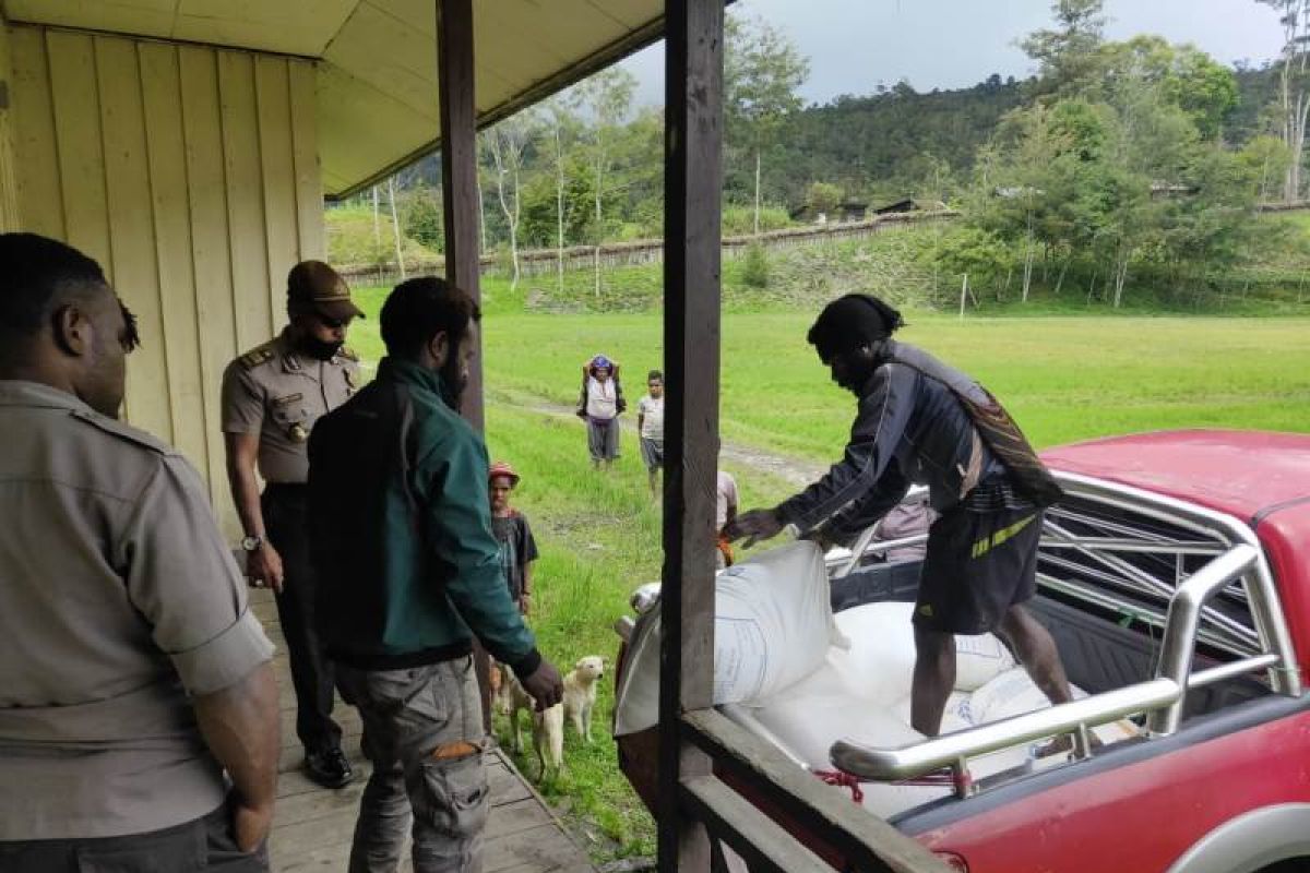 Polres Tolikara bantu satu ton beras untuk masyarakat distrik Wugi