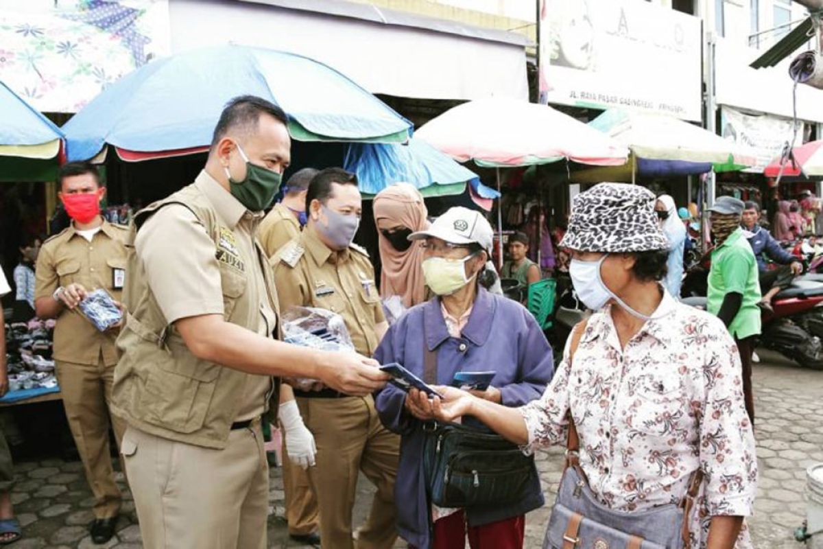 Pemerintah Kabupaten Pringsewu bagikan masker ke warga di pasar