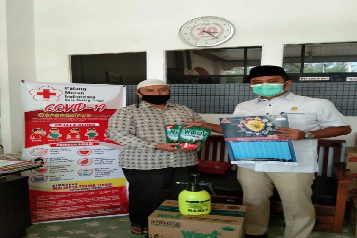 PMI-DMI Tebing Tinggi serahkan alat semprot disinfektan ke mesjid