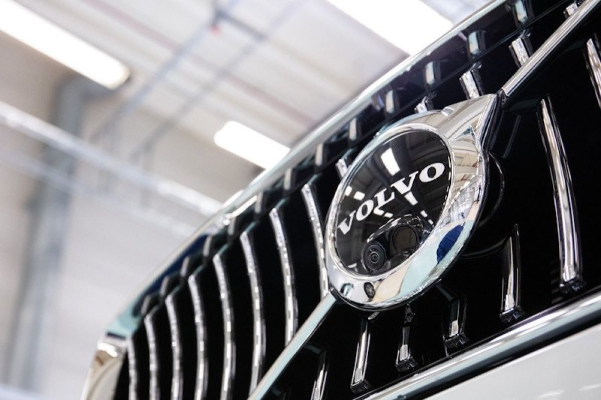 Pabrik mobil Volvo buka lagi setelah pembatasan melonggar