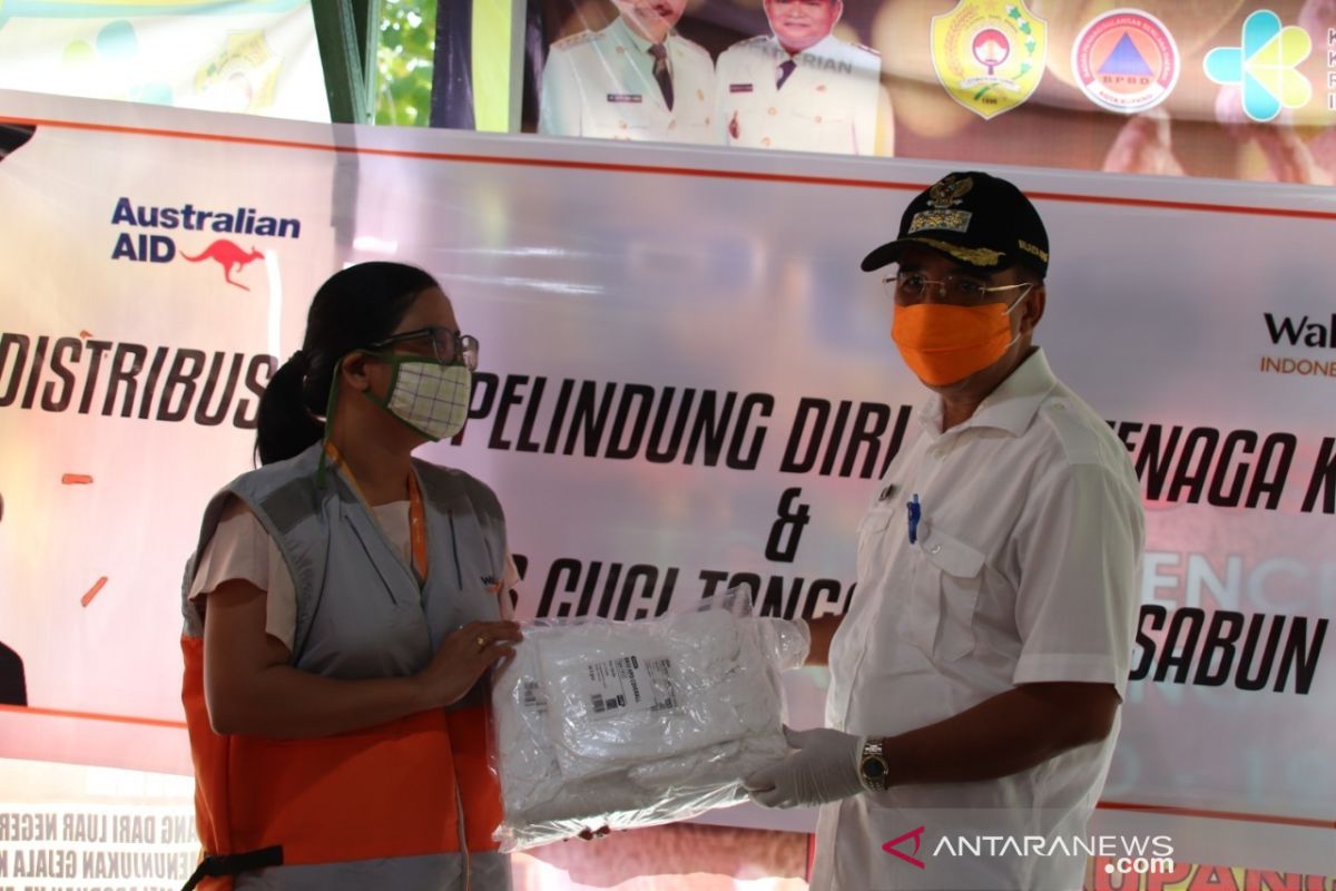 Pemkot Kupang terima bantuan APD dari WVI