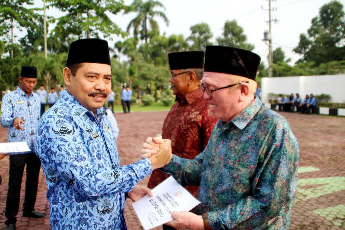 Pemkab Labuhanbatu serahkan bantuan korban banjir besar Labura