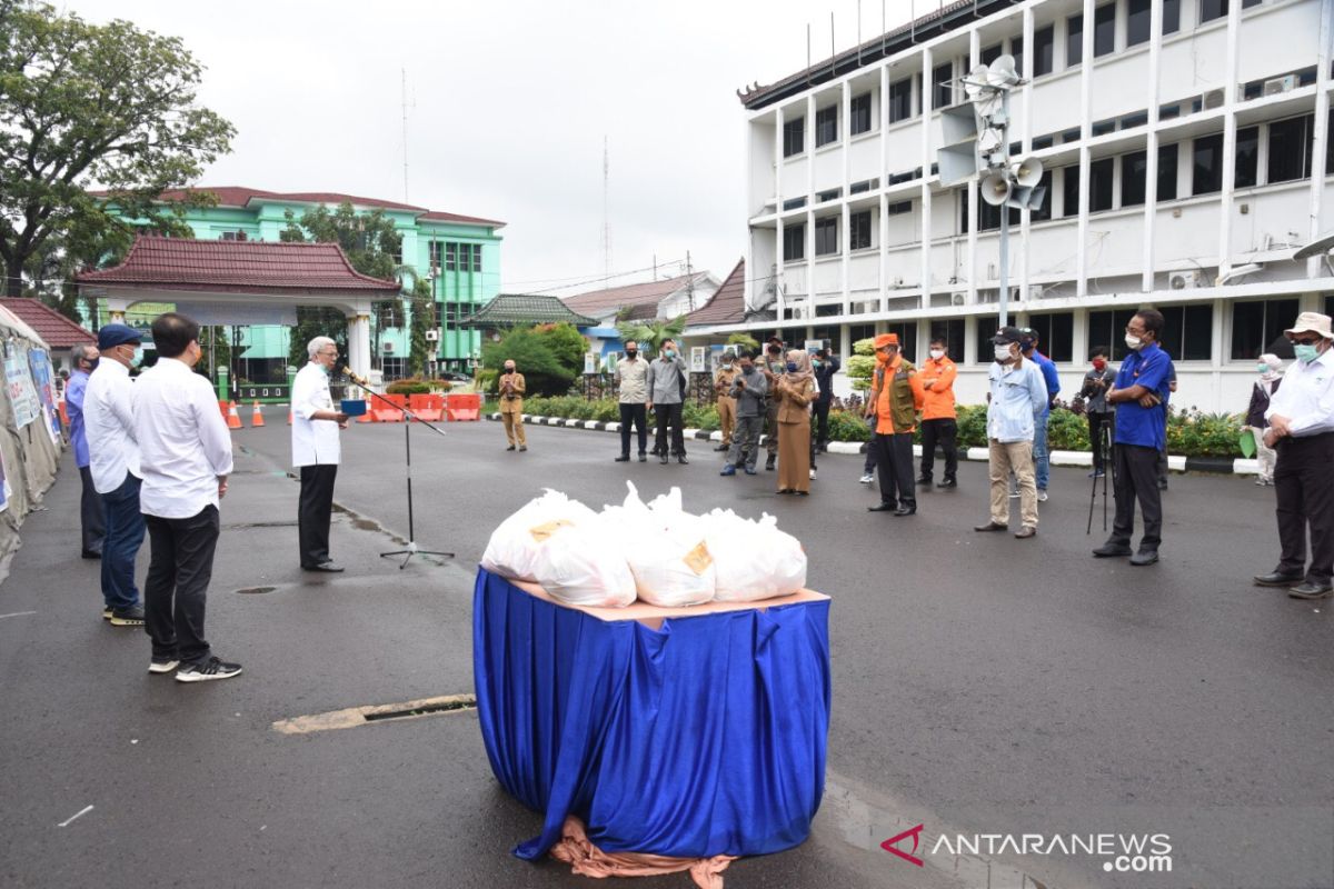 Wagub Sumsel terima 500 paket Sembako dari pengusaha untuk korban PHK