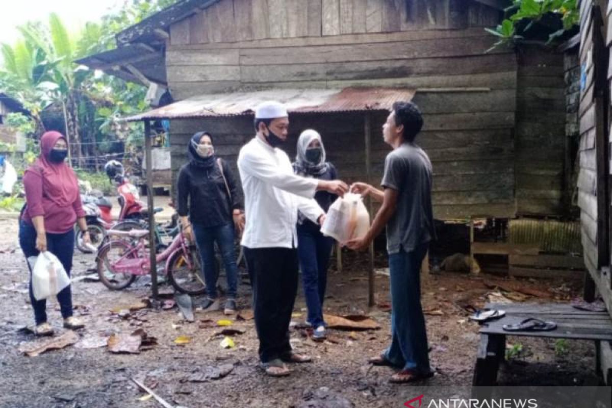 Pasangan anggota DPRD bagikan ratusan paket sembako