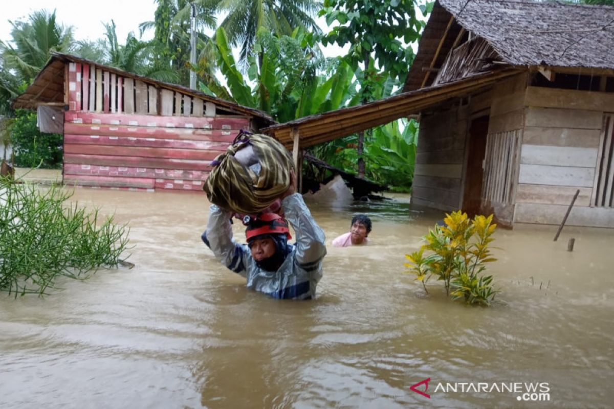 Pengungsi banjir Poso bertahan di tempat ibadah