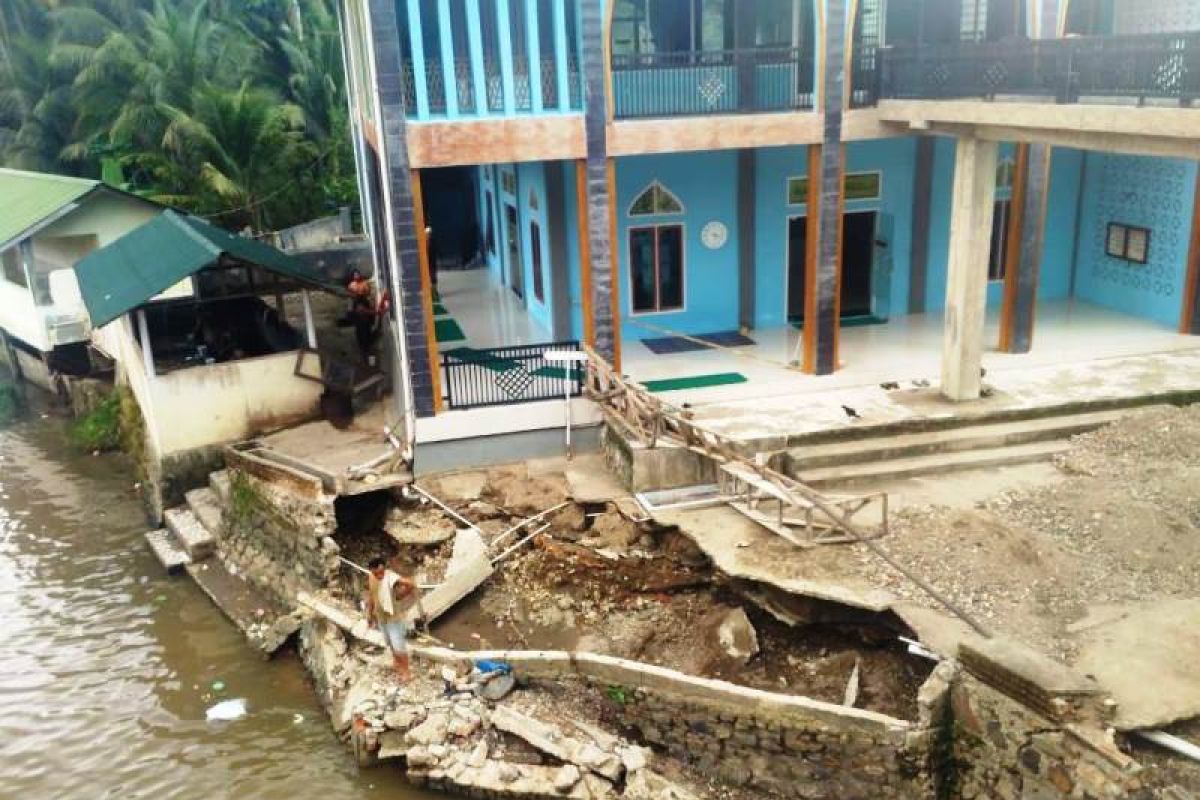 Dek penahan tanah Masjid Al Ikhlas Sayur Matinggi amblas