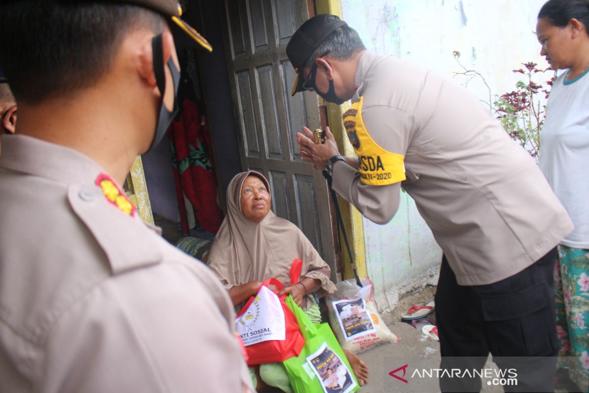 Polisi Bangka Barat salurkan bantuan sembako di Kelapa