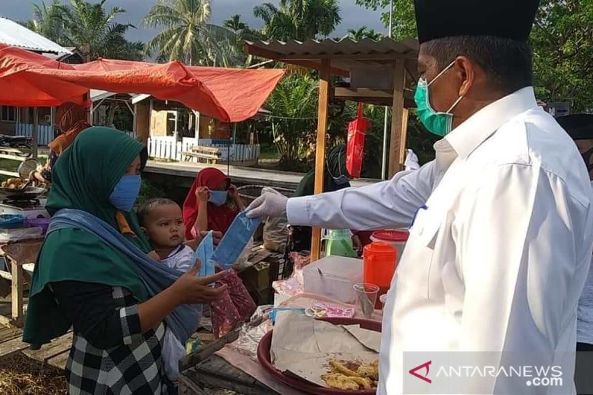 Sidak pasar takjil, Bupati Siak bagikan sarung tangan dan masker