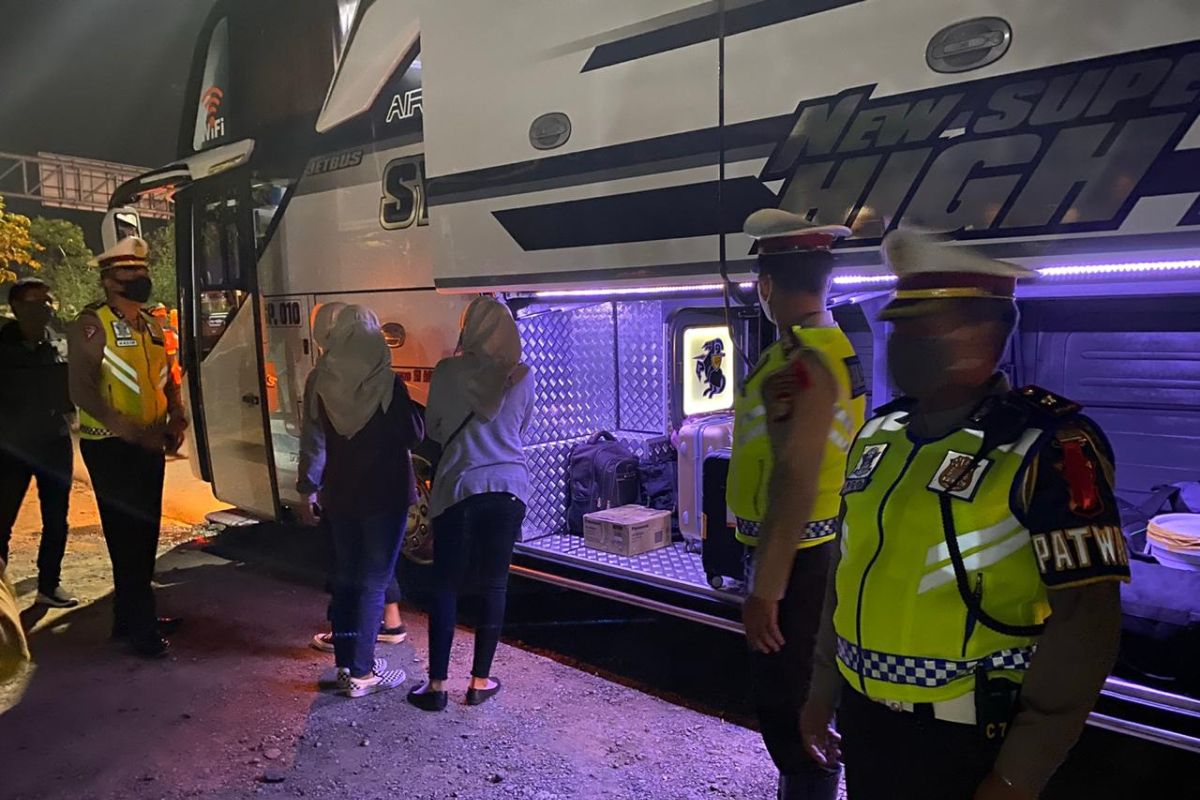 Six passengers of Central Java-bound bus hide to avoid police