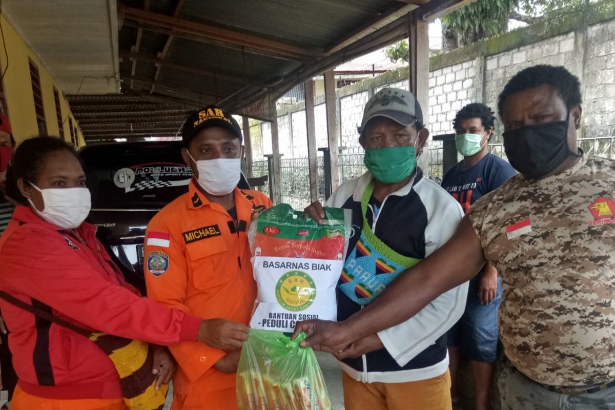 Kantor SAR Biak bagikan sembako untuk tukang ojek dan mama penjual pinang