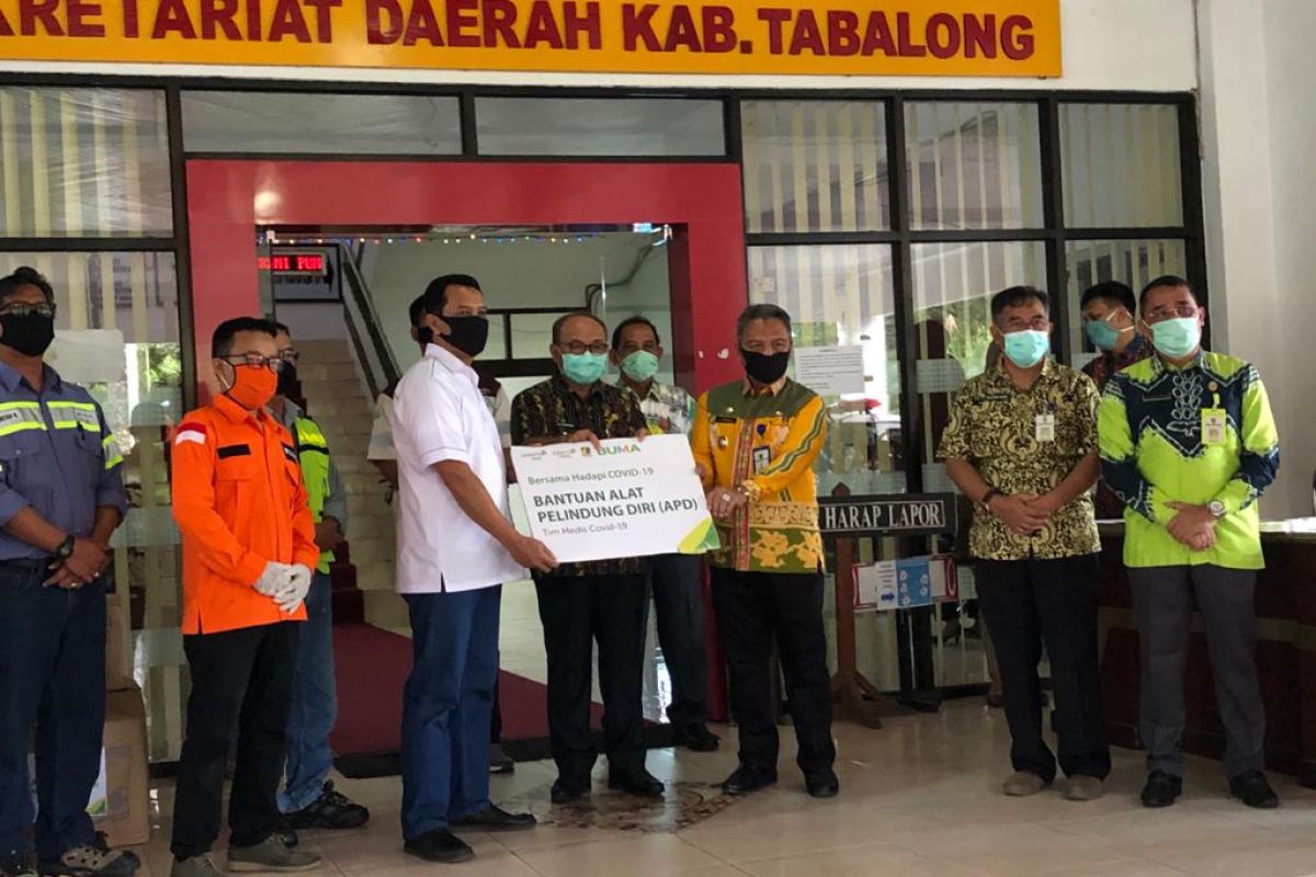 Adaro Serahkan Bantuan APD dan Ambulance