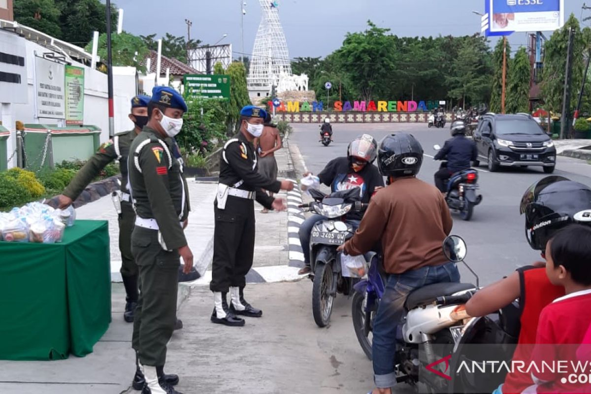 Denpom VI/1 Samarinda bagi takjil gratis pada pengendara motor