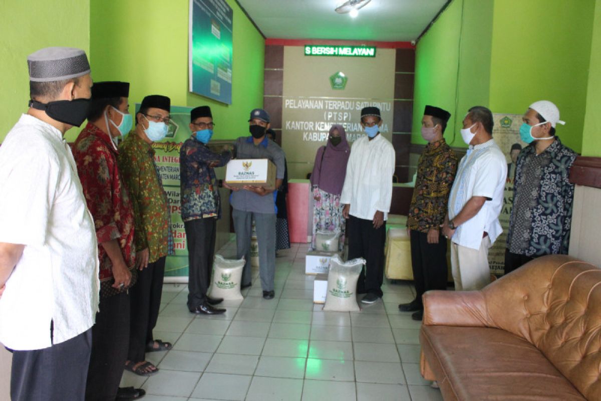 Kepala Kemenag Maros serahkan 300 paket bantuan kemanusiaan dari Baznas