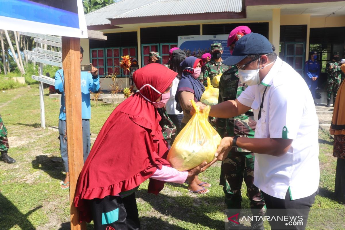 Pelindo IV Cabang Sorong bantu 400 paket bahan pokok kepada warga