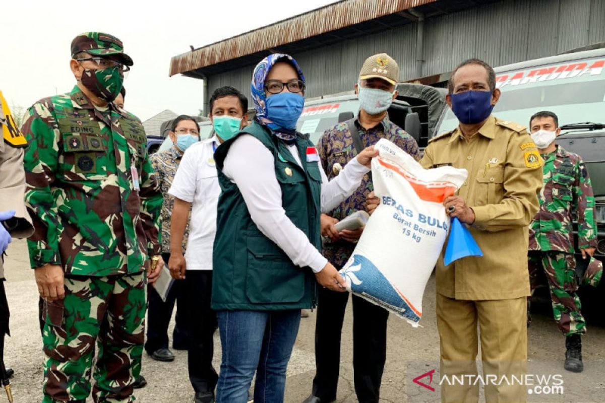 Bantuan sosial beras Kabupaten Bogor mulai dibagikan bertahap