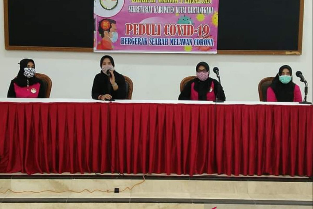 Pengurus Dharma Wanita Kukar Berbagi