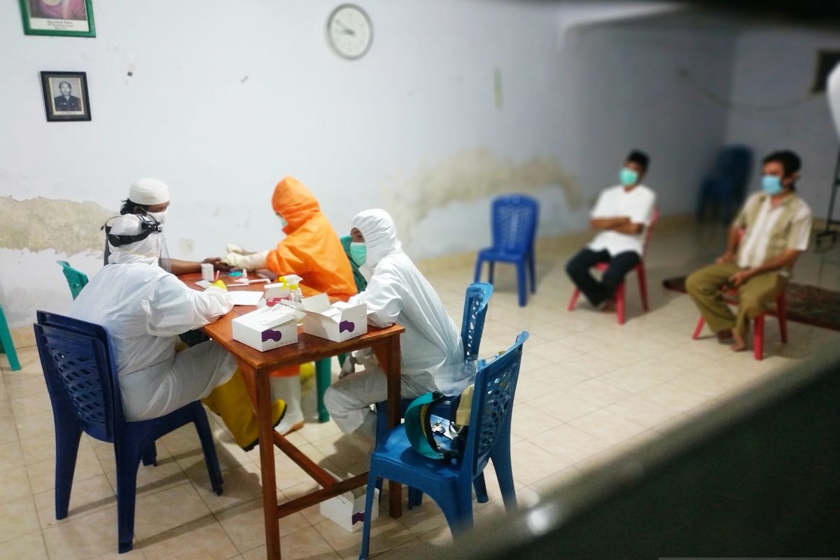 Puluhan jamaah masjid Ridha Makassar jalani rapid test