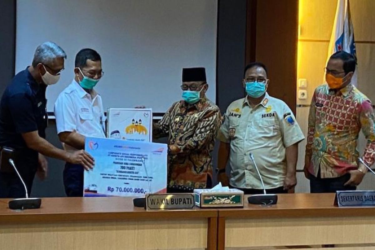 PT KAI Divre III Palembang salurkan 700 paket sembako bagi keluarga kurang mampu