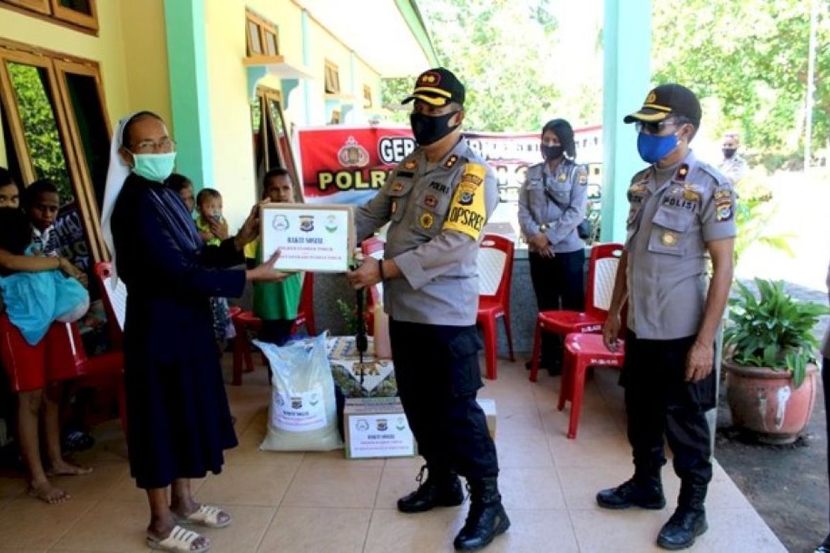 Polres Flores Timur bagi sembako untuk warga terdampak COVID-19