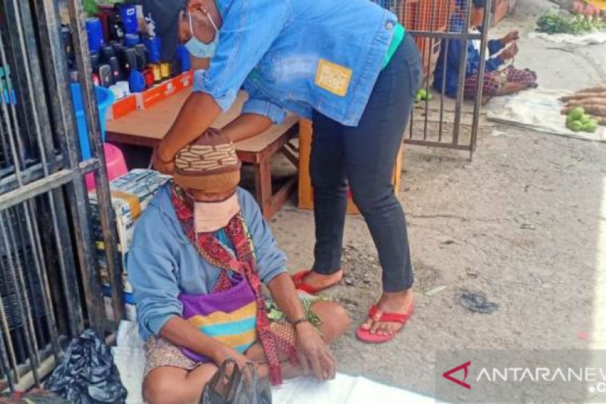 Komunitas pengguna medsos Wamena bagikan masker warga cegah corona