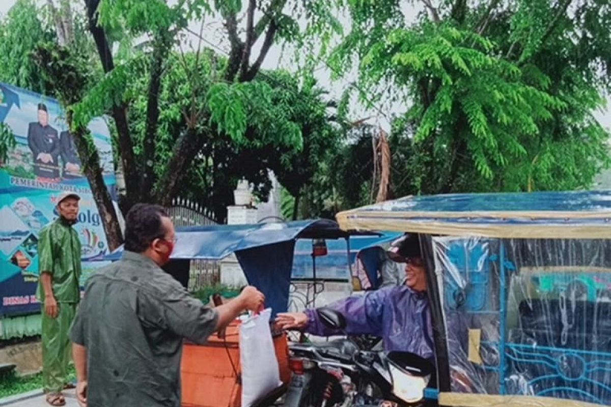 Serikat Pekerja Pelindo I Sibolga bagikan beras dan masker kepada tukang becak