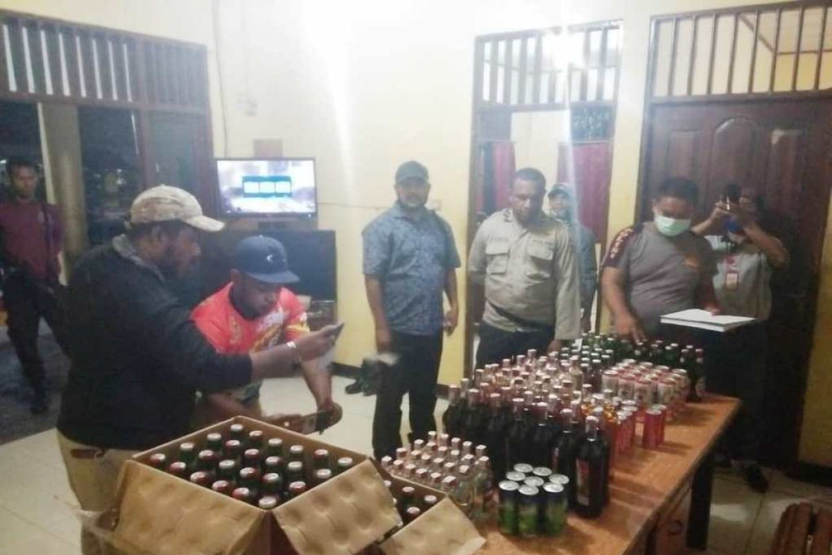 Polisi Jayapura tangkap penjual minuman alkohol ilegal di Expo