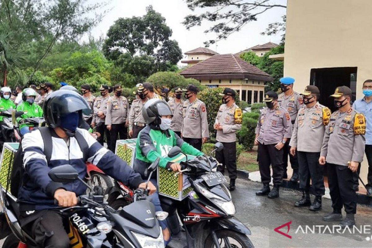 Polda Jambi salurkan sembako warga terdampak COVID-19 melalui ojol langsung ke alamat