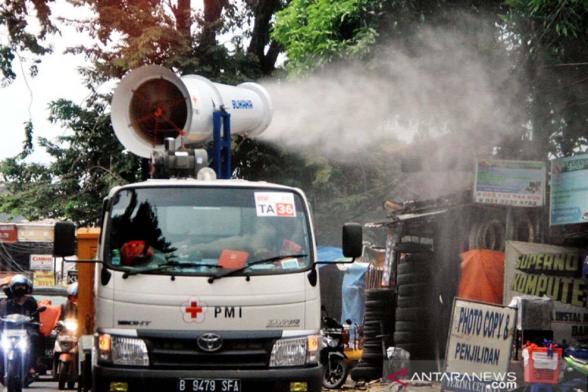 Putus rantai penyebaran COVID-19, PMI semprot puluhan ribu titik